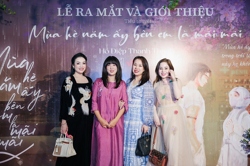 Tan Nhan cung dan sao chuc mung Ho Diep Thanh Thanh ra mat sach