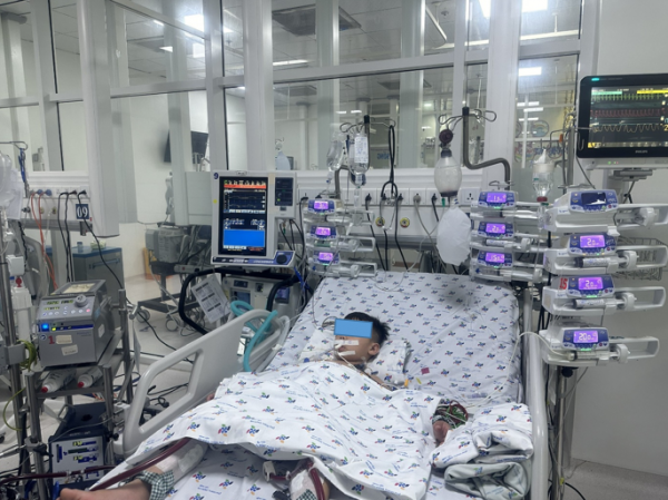 Cuu song be trai 6 tuoi bi viem co tim toi cap