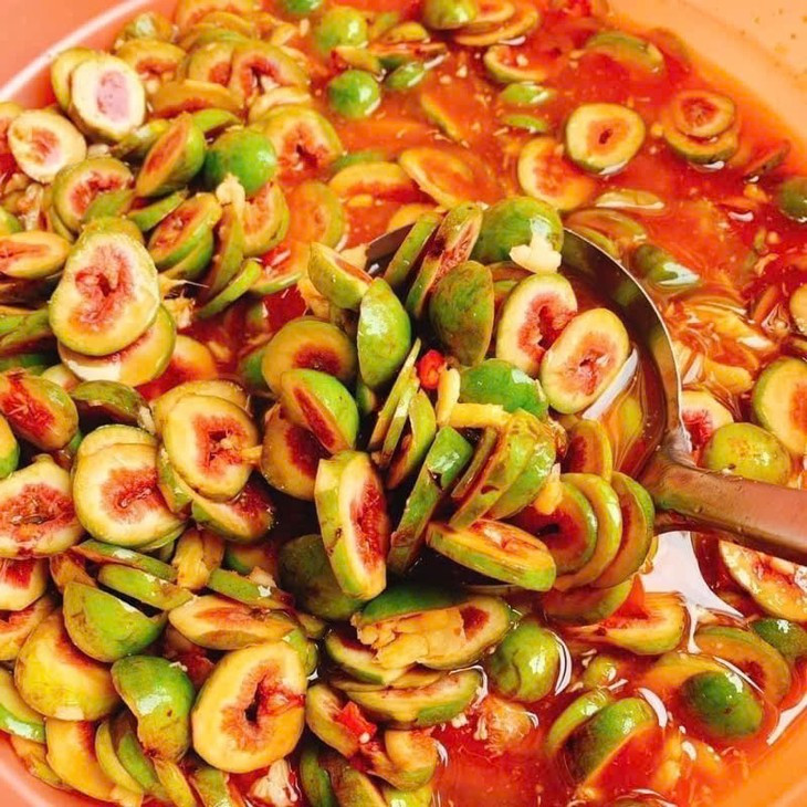  Chống oxy hóa: Quả sung có khả năng chống oxy hóa mạnh mẽ nhờ vào thành phần là các vitamin A và C. Ngoài ra, các polyphenol có trong thịt quả cũng đóng góp vào tác động chống lại quá trình oxy hóa trong cơ thể. Về cấu trúc, polyphenol có nhiều nhóm hydroxyl và vòng benzen trong phân tử nên có khả năng chống lại các gốc tự do gây hại trong cơ thể. Ảnh minh họa