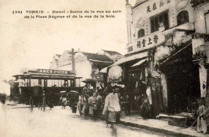 Phố Cầu Gỗ - Hàng Gai, đoạn giao với Quảng trường Négrier (nay là Quảng Trường Đông Kinh Nghĩa Thục) và rue de la Soie (phố Hàng Đào) đầu thế kỷ 20...