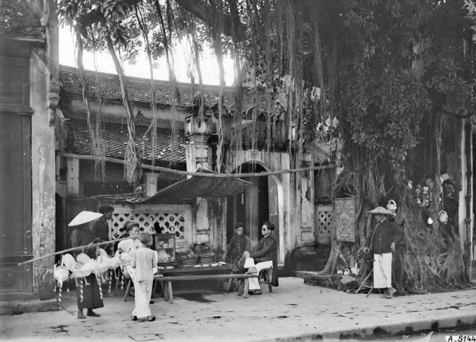 Tết Trung thu ở Đình Cổ Vũ, phố Hàng Gai năm 1928 cùng khung cảnh ngày nay (14/10/2023).