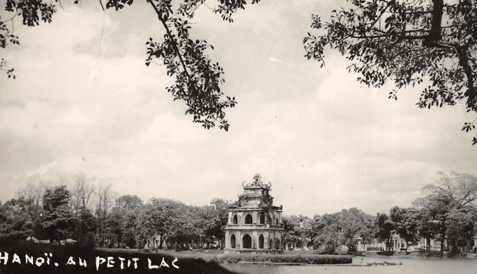 Tháp Rùa nằm trên gò đảo giữa hồ Hoàn Kiếm...