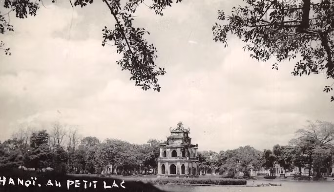 Tháp Rùa nằm trên gò đảo giữa hồ Hoàn Kiếm...