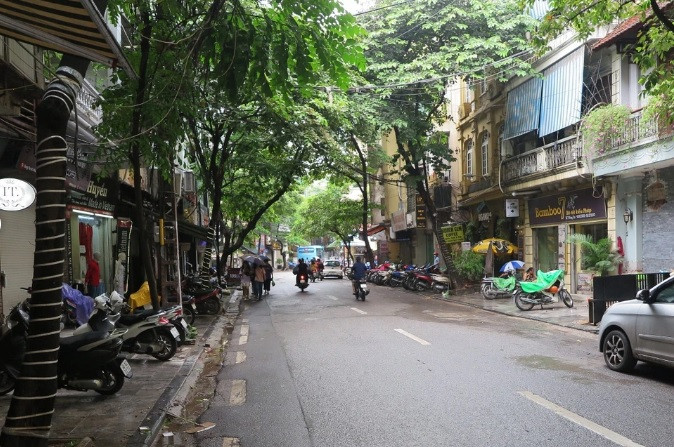 ...và quang cảnh tương tự ngày nay (nhìn về hướng Tây Bắc dọc phố) (24/02/2021).