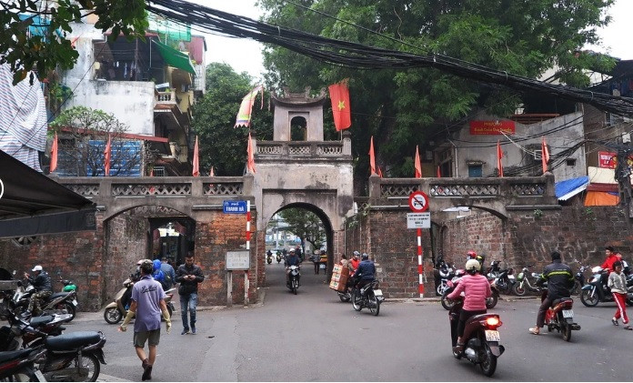 ...và khung cảnh tương tự của Ô Quan Chưởng (Cửa Ô Quan Chưởng) ngày nay chụp từ phố Hàng Chiếu (25/8/2021).