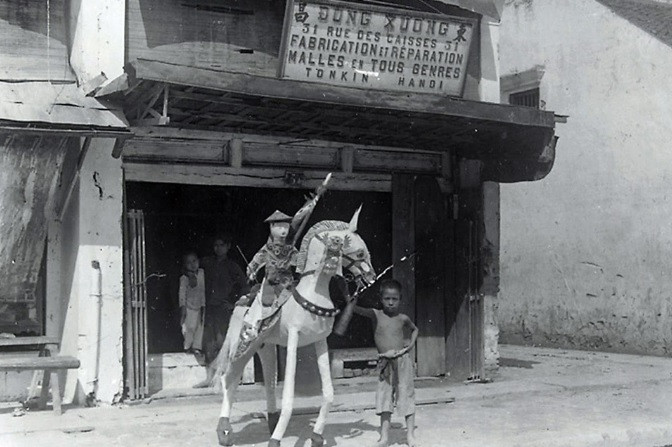 Đồ vàng mã ở tiệm Đông Xương, số 31 phố Hàng Hòm, Hà Nội... 