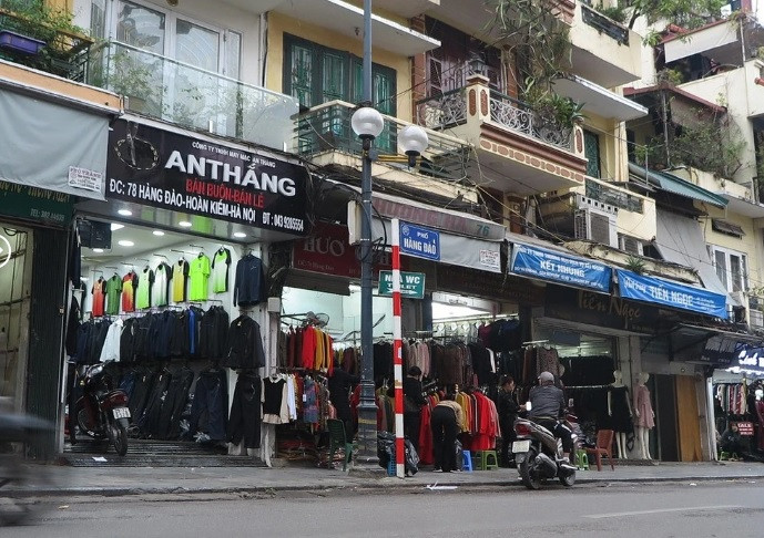 Bộ sưu tập ảnh phố cổ Hà Nội (gồm những bức ảnh tư liệu xưa và những bức ảnh do Tim chụp cùng một địa điểm, hoặc góc chụp, thời gian từ năm 2020 đến năm 2024) cho ta thấy khung cảnh xưa và sự thay đổi theo thời gian ở những phố cổ này. Ảnh bộ đội diễu binh trên phố Hàng Đào năm 1954 và quang cảnh tương tự ngày nay (16/05/2020).