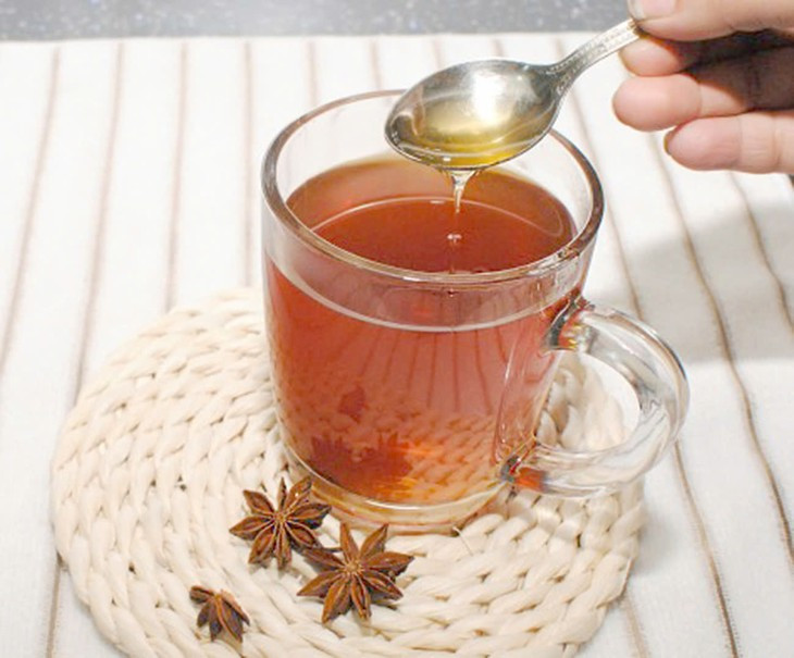  Ngăn ngừa sự khởi phát của bệnh cúm: Hoa hồi là một chất lắng đọng tự nhiên của axit shikimic, một chất được sử dụng trong ngành dược phẩm để sản xuất thuốc chống vi rút oseltamivir, hay còn được gọi là Tamiflu. Thuốc này được sử dụng để ngăn ngừa và điều trị nhiễm vi-rút Cúm A (H1N1 và H3N2) và B, nguyên nhân gây ra bệnh cúm. Tiêu thụ thường xuyên hoa hồi, dù trong chế biến ẩm thực hay dưới dạng trà, có thể là một cách tự nhiên tuyệt vời để ngăn ngừa bệnh cúm, đặc biệt là trong thời kỳ tỷ lệ mắc bệnh này cao hơn. Ảnh minh họa