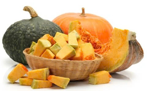 Hỗ trợ chức năng giải độc gan: Bí đỏ chứa nhiều chất xơ, giúp gan dễ dàng loại bỏ các chất độc hại ra khỏi cơ thể. Chất xơ không chỉ hỗ trợ tiêu hóa mà còn đóng vai trò quan trọng trong việc giúp gan thực hiện chức năng thải độc. Ảnh minh họa