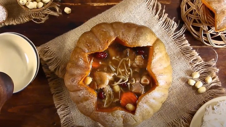 Thúc đẩy giảm cân: Bí ngô được coi là một loại thực phẩm giàu chất dinh dưỡng và rất ít calo. Trên thực tế, bí ngô chứa ít hơn 50 calo mỗi chén (245 gam) và bao gồm khoảng 94% nước. Ảnh minh họa