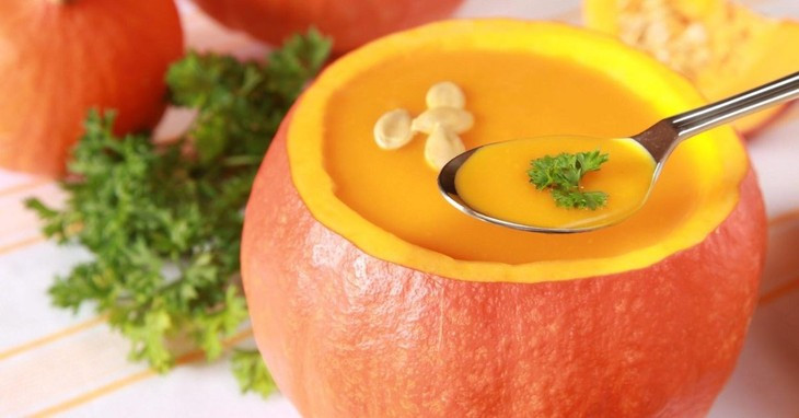 Bảo vệ thị lực: Thị lực giảm dần theo tuổi tác là điều khá phổ biến. Bí ngô rất giàu vitamin A - một loại vitamin cần thiết giúp duy trì thị lực tốt. Bí ngô cũng là một trong những nguồn cung cấp lutein và zeaxanthin tốt nhất, hai hợp chất có liên quan đến việc giảm nguy cơ thoái hóa điểm vàng do tuổi tác (AMD) và đục thủy tinh thể. Chúng còn chứa một lượng lớn vitamin C và E, có chức năng như chất chống oxy hóa và có thể ngăn ngừa các gốc tự do làm tổn hại tế bào mắt. Ảnh minh họa