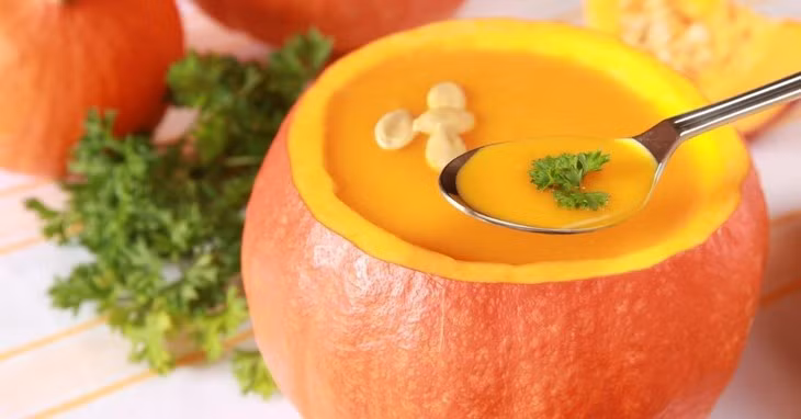 Bảo vệ thị lực: Thị lực giảm dần theo tuổi tác là điều khá phổ biến. Bí ngô rất giàu vitamin A - một loại vitamin cần thiết giúp duy trì thị lực tốt. Bí ngô cũng là một trong những nguồn cung cấp lutein và zeaxanthin tốt nhất, hai hợp chất có liên quan đến việc giảm nguy cơ thoái hóa điểm vàng do tuổi tác (AMD) và đục thủy tinh thể. Chúng còn chứa một lượng lớn vitamin C và E, có chức năng như chất chống oxy hóa và có thể ngăn ngừa các gốc tự do làm tổn hại tế bào mắt. Ảnh minh họa