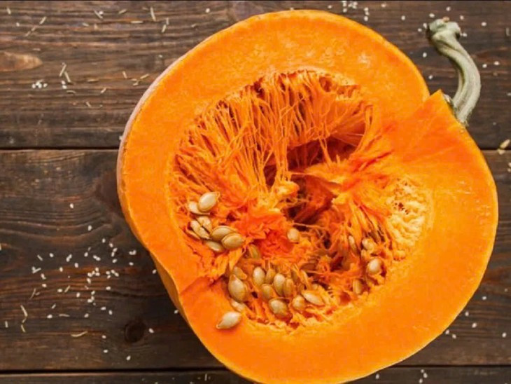 Bảo vệ tế bào gan khỏi tổn thương: Theo nghiên cứu được công bố trên Journal of Nutrition and Metabolism, bí đỏ chứa nhiều chất chống oxy hóa như: beta-carotene, vitamin C và vitamin E. Những chất này đóng vai trò quan trọng trong việc bảo vệ gan khỏi các tổn thương do gốc tự do gây ra, đặc biệt là trong môi trường có nhiều tác nhân gây độc như rượu bia và thực phẩm chế biến. Gốc tự do là các phân tử không ổn định có thể gây hại cho tế bào gan, làm tổn thương màng tế bào và cản trở quá trình giải độc. Chất chống oxy hóa từ bí đỏ giúp trung hòa các gốc tự do, từ đó giảm nguy cơ viêm gan và các bệnh lý liên quan đến tổn thương gan như xơ gan và viêm gan mạn tính. Ảnh minh họa