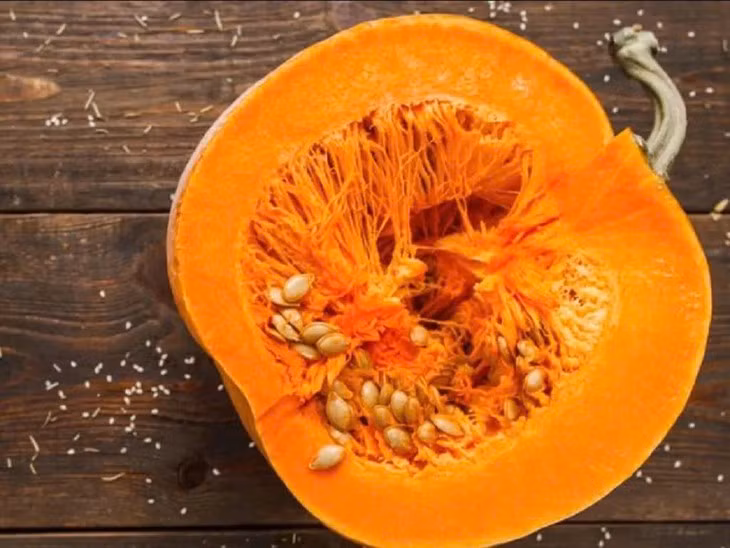 Bảo vệ tế bào gan khỏi tổn thương: Theo nghiên cứu được công bố trên Journal of Nutrition and Metabolism, bí đỏ chứa nhiều chất chống oxy hóa như: beta-carotene, vitamin C và vitamin E. Những chất này đóng vai trò quan trọng trong việc bảo vệ gan khỏi các tổn thương do gốc tự do gây ra, đặc biệt là trong môi trường có nhiều tác nhân gây độc như rượu bia và thực phẩm chế biến. Gốc tự do là các phân tử không ổn định có thể gây hại cho tế bào gan, làm tổn thương màng tế bào và cản trở quá trình giải độc. Chất chống oxy hóa từ bí đỏ giúp trung hòa các gốc tự do, từ đó giảm nguy cơ viêm gan và các bệnh lý liên quan đến tổn thương gan như xơ gan và viêm gan mạn tính. Ảnh minh họa