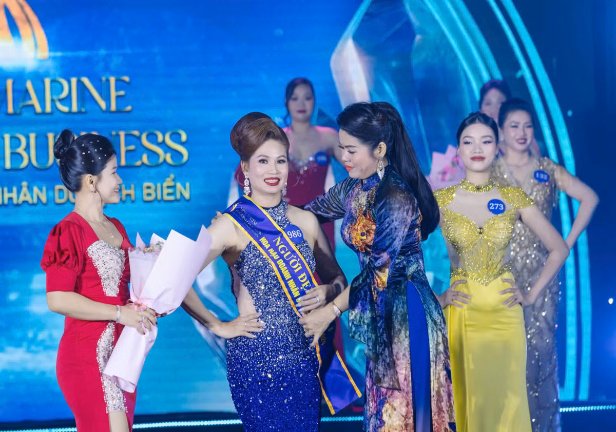 Á hậu Trần Thị Thanh Hồng là người yêu thích du lịch, luôn mong muốn khám phá vẻ đẹp thiên nhiên và văn hóa ở mọi miền đất nước. Những chuyến đi không chỉ mang lại cho chị những trải nghiệm mới mà còn giúp chị mở rộng tầm nhìn, làm giàu thêm kiến thức và truyền cảm hứng cho nhiều người.