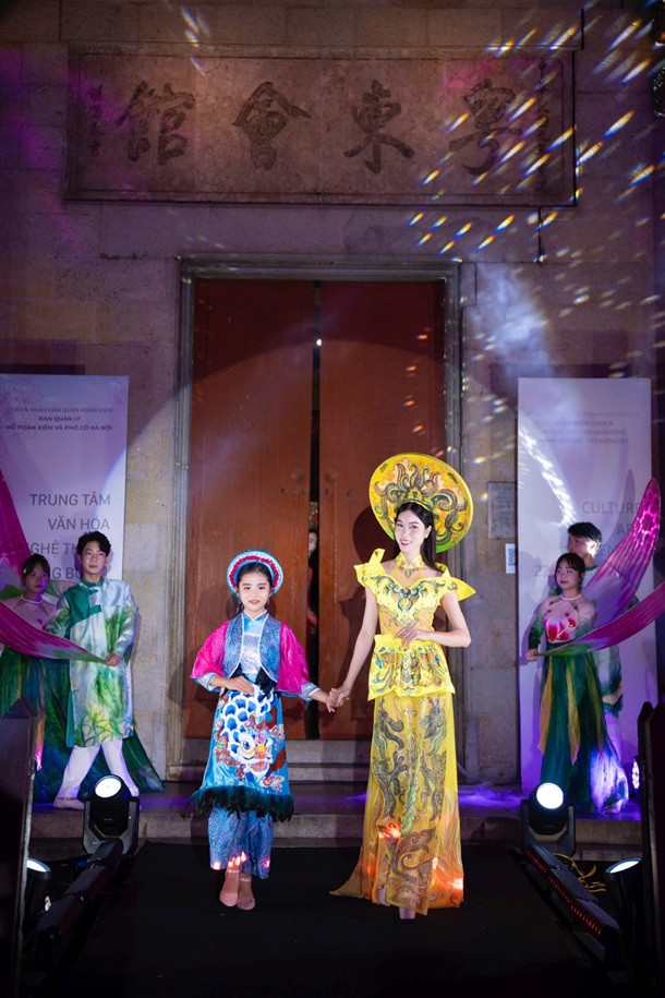 Hoa hậu Hoàn cầu Việt Nam Dương Thanh Hà và Á quân Tỏa sáng thiên thần nhí Nguyễn Minh Châu diễn vị trí vedette bộ sưu tập.