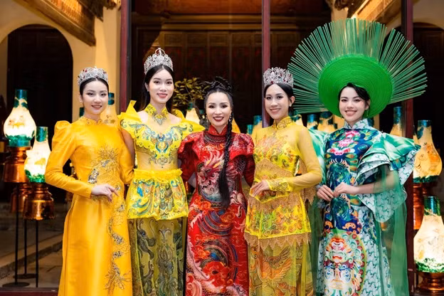 Mới đây, tại fashion show “Sắc màu di sản”, NTK Châu Loan giới thiệu bộ sưu tập “Nét xưa” với những thiết kế lấy cảm hứng từ vẻ đẹp truyền thống của áo dài Việt Nam.