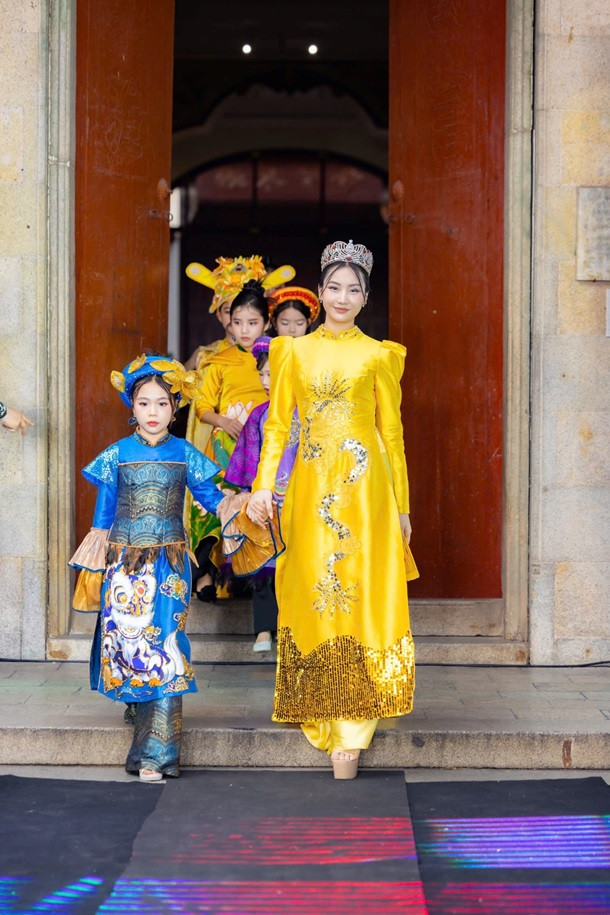 Á hậu 2 Hoa hậu Hoàn cầu Việt Nam Trần Châu Mỹ Mỹ và Á quân siêu mẫu nhí toàn năng Nguyễn Phạm Hà Linh diễn fistface mở màn show diễn.