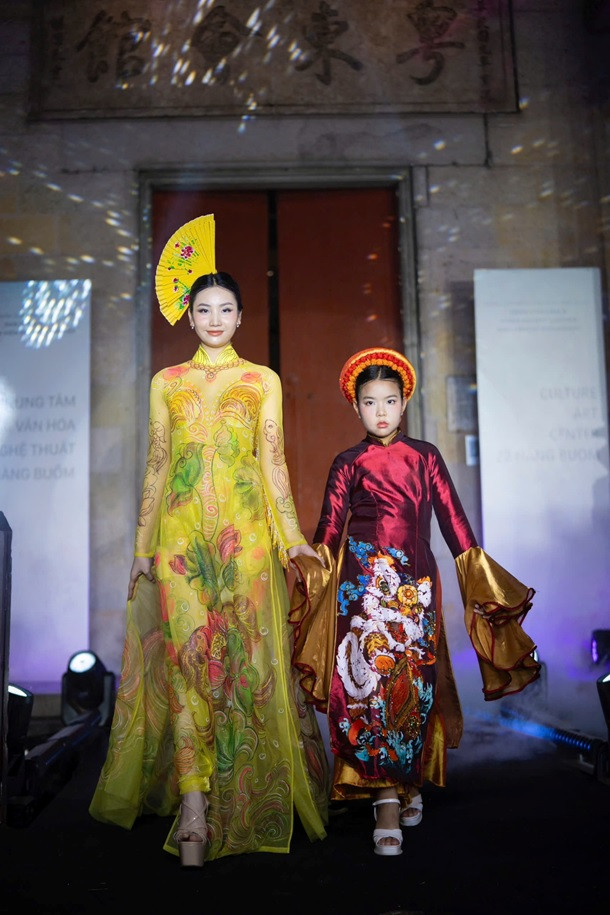 Á hậu 2 Hoa hậu Hoàn cầu Việt Nam Trần Châu Mỹ Mỹ và mẫu nhí Bảo Minh.