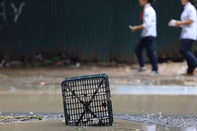 Được biết, đây là khu vực cổng sau của trường Phổ thông trung học Hà Nội Amsterdam để giảm ùn tắc giao thông ở khu vực cổng chính là mặt đường Hoàng Minh Giám nhưng do đường xấu nên học sinh rất ít đi lại ở cổng này. (Ảnh: Minh Sơn/Vietnam+)