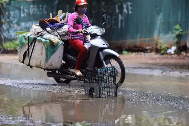 Việc tồn tại của những chiếc 'bẫy' như thế này khiến cuộc sống của người dân xung quanh khu vực ảnh hưởng không nhỏ. (Ảnh: Minh Sơn/Vietnam+)