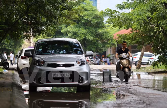 Người dân đã phải để những cành cây, hộp nhựa tại những hố sâu để cảnh báo người đi đường. (Ảnh: Minh Sơn/Vietnam+)