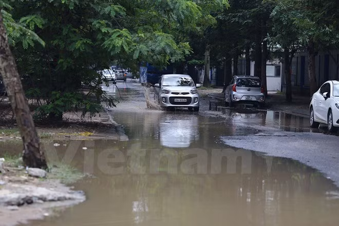 Theo phản ánh của người dân, từ nhiều tháng nay hệ thống đường trong khu đô thị Đông Nam Trần Duy Hưng (phường Trung Hoà, quận Cầu Giấy) đã bị xuống cấp nghiêm trọng. (Ảnh: Minh Sơn/Vietnam+)