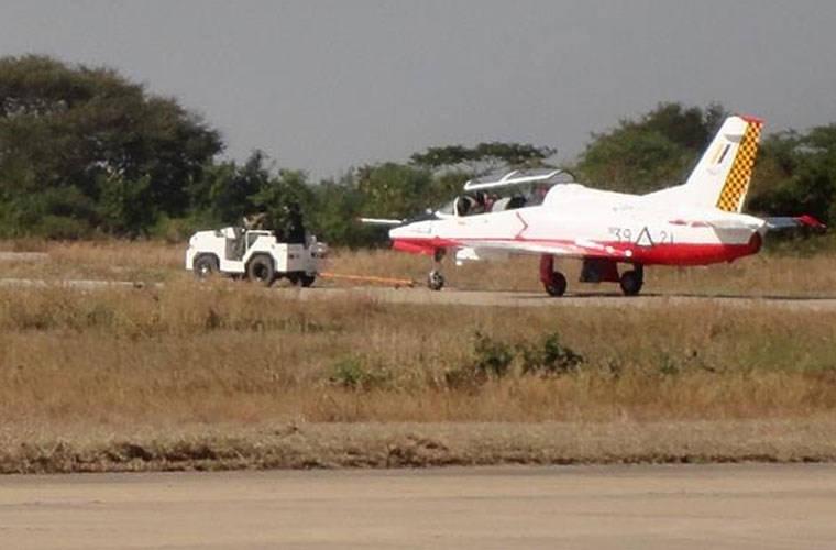 Ngoài A-5C, Myanmar còn có 12 chiếc máy bay huấn luyện chiến đấu/cường kích hạng nhẹ K-8 do Tập đoàn Hồng Du sản xuất.