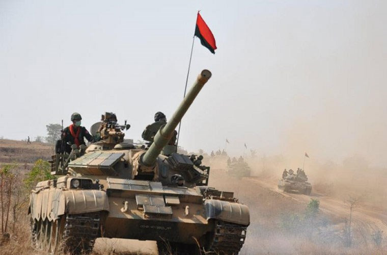 Trong ảnh là đơn vị xe tăng chiến đấu Type 59D của Lục quân Myanmar. Loại xe tăng này do Trung Quốc sản xuất theo công nghệ T-54/55 của Liên Xô và đã trải qua hiện đại hóa thay pháo chính và trang bị thêm giáp phản ứng nổ.