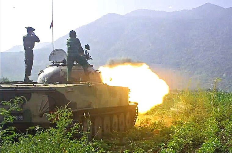 Trong ảnh là một loại xe tăng hạng nhẹ Type 63 do Trung Quốc sản xuất trang bị cho Quân đội Myanmar khai hỏa. Loại xe tăng này được Trung Quốc sao chép công nghệ từ PT-76 của Liên Xô với thay đổi chính là dùng pháo cỡ 85mm thay vì loại 76,2mm.