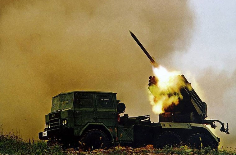 Lực lượng pháo binh Myanmar cũng dùng nhiều pháo Trung Quốc với số lượng lên tới hàng trăm khẩu (pháo phản lực, pháo tự hành, pháo xe kéo). Trong ảnh là pháo phản lực phóng loạt Type 81 do Trung Quốc sản xuất trong cuộc tập trận bắn đạn thật của Quân đội Myanmar.