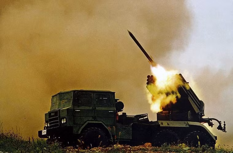 Lực lượng pháo binh Myanmar cũng dùng nhiều pháo Trung Quốc với số lượng lên tới hàng trăm khẩu (pháo phản lực, pháo tự hành, pháo xe kéo). Trong ảnh là pháo phản lực phóng loạt Type 81 do Trung Quốc sản xuất trong cuộc tập trận bắn đạn thật của Quân đội Myanmar.