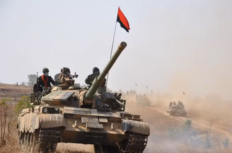 Trong ảnh là đơn vị xe tăng chiến đấu Type 59D của Lục quân Myanmar. Loại xe tăng này do Trung Quốc sản xuất theo công nghệ T-54/55 của Liên Xô và đã trải qua hiện đại hóa thay pháo chính và trang bị thêm giáp phản ứng nổ.