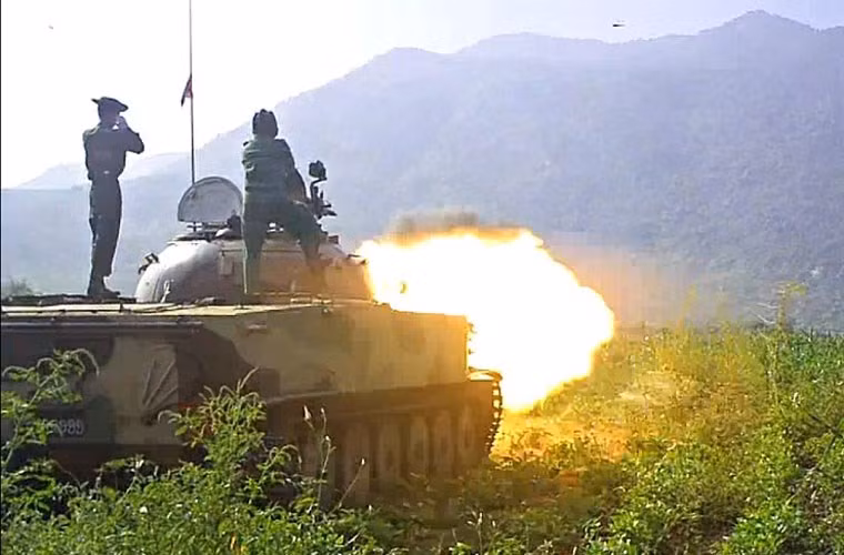 Trong ảnh là một loại xe tăng hạng nhẹ Type 63 do Trung Quốc sản xuất trang bị cho Quân đội Myanmar khai hỏa. Loại xe tăng này được Trung Quốc sao chép công nghệ từ PT-76 của Liên Xô với thay đổi chính là dùng pháo cỡ 85mm thay vì loại 76,2mm.