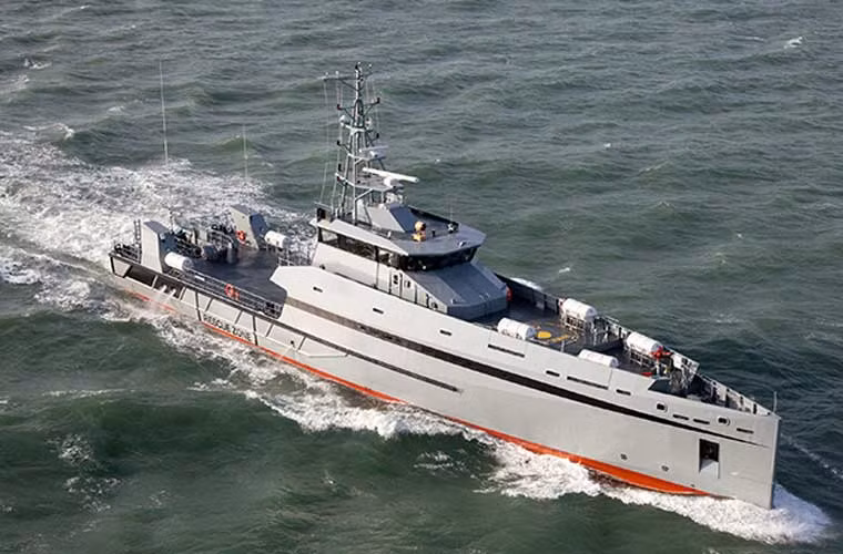 165 Defiant có chiều dài 50,02m, rộng 9,40m, mớn nước 3,50m, trang bị 4 động cơ diesel Caterpillar C32. Các tàu đều được sản xuất tại tổ hợp nhà máy đóng tàu Metal Shark ở Franklin, bang Lousiana.