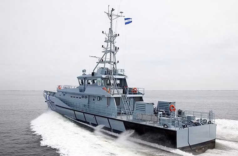 Thiết kế tàu tuần tra cao tốc 140 Defiant có chiều dài 42,80m, rộng 7,11m, mớn nước 2,52m, trang bị 2 động cơ diesel MTU.