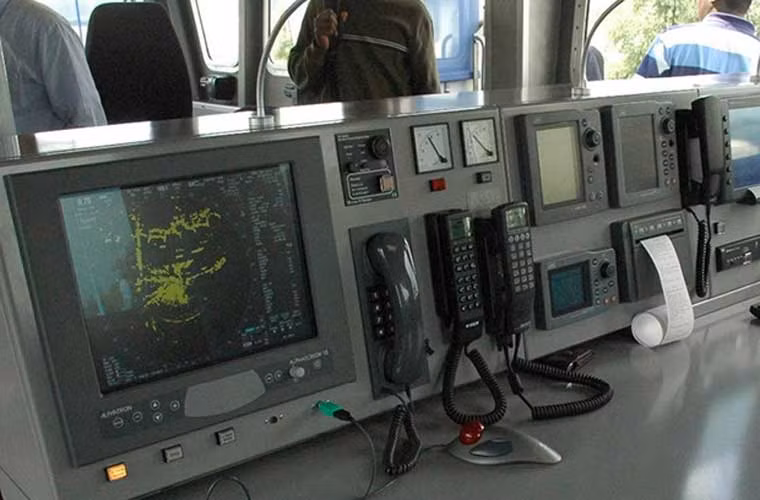 Hệ thống hiển thị, điều khiển của lớp tàu tuần tra Defiant được dựng ở mô hình đặt trên đất liền.