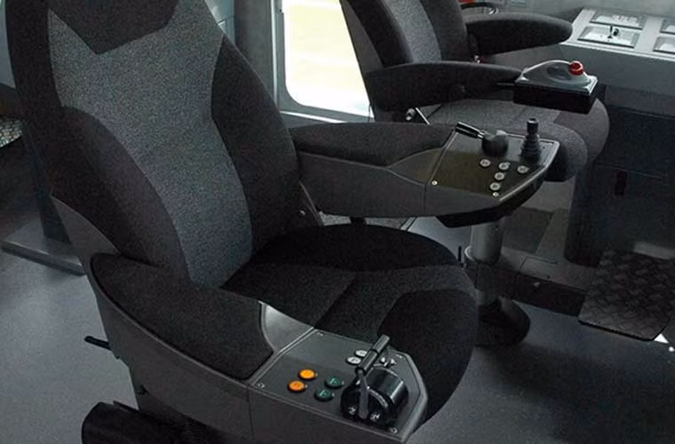 Tất cả các biến thể của lớp tàu tuần tra Defiant do Metal Shark thiết kế đều làm bằng hợp kim nhôm, tích hợp hàng loạt trang bị hiện đại như radar băng X, hệ thống lái tự động, hệ thống định vị toàn cầu, hệ thống nhận diện tự động, la bàn từ tính và la bàn hồi chuyển, trang bị liên lạc... Trong ảnh, phòng mô phỏng không gian cabin lái tàu trên mặt đất.