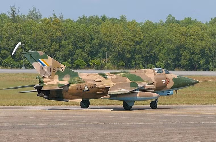 Máy bay cường kích chủ lực của Không quân Myanmar A-5C do công ty Nanchang (Trung Quốc) sản xuất. A-5C có khả năng mang 2 tấn vũ khí trên 10 giá treo gồm: tên lửa không đối không, bom và rocket.