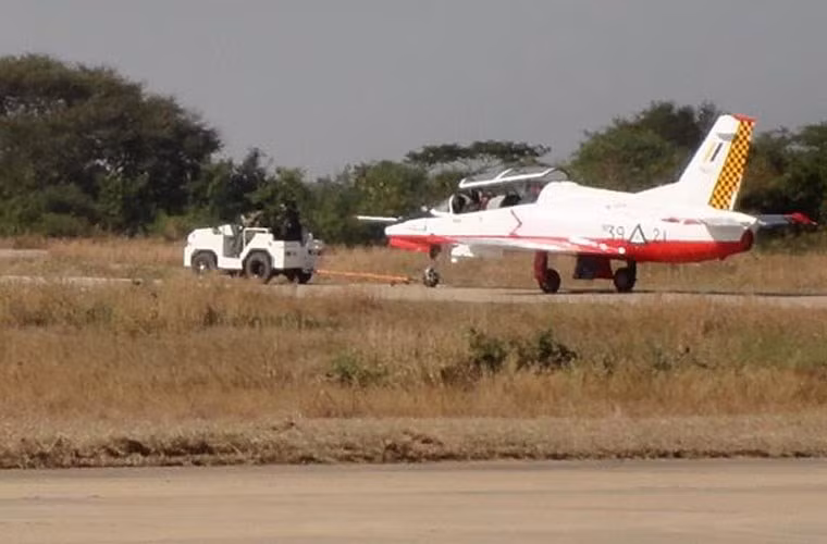 Ngoài A-5C, Myanmar còn có 12 chiếc máy bay huấn luyện chiến đấu/cường kích hạng nhẹ K-8 do Tập đoàn Hồng Du sản xuất.