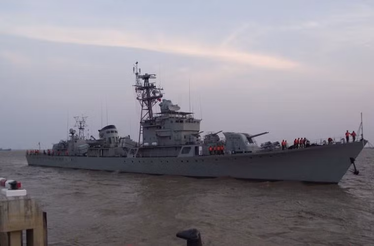 Về lực lượng hải quân, gần đây Myanmar đã mua lại của Trung Quốc 2 khinh hạm lớp Giang Hồ. Đó là chưa kể, hầu hết các loại tàu chiến của nước này đều dùng các hệ thống pháo, tên lửa chống tàu do Trung Quốc sản xuất.