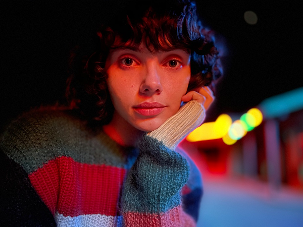 Trên iPhone 12, công nghệ kết hợp Deep Fusion được thực hiện nhờ vào tất cả các bộ phận chính trong chip A14 Bionic, bao gồm CPU, bộ xử lý tín hiệu hình ảnh, bộ xử lý đồ họa, nơ-ron thần kinh và các phần tử khác. Kết quả là, các bức ảnh chân dung của iPhone hoạt động cả ở Night Mode, điều mà Google cũng đã bổ sung trong Pixel 5 mới đây.