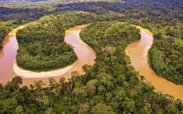 Trong khi những con sông khác được con người "thuần hóa" thì sông Amazon vẫn là một con thú hoang là do lưu lượng của sông Amazon thực sự quá lớn, với tốc độ dòng chảy là 219.000 mét khối/giây, mạnh hơn gấp nhiều lần bất kỳ con sông nào trên thế giới.