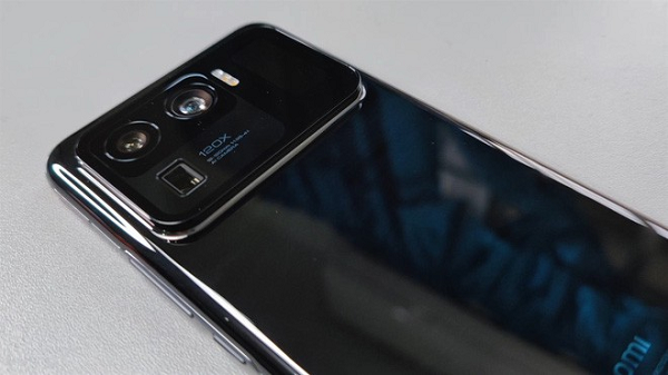 Màn hình được thiết kế dạng "đục lỗ" để bố trí camera trước độ phân giải 20 megapixel.