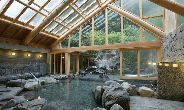 Thị trấn Kinosaki, Nhật Bản sở hữu suối nước nóng đẹp, thu hút khách du lịch. Trong khu vực có đến bảy nhà tắm riêng biệt để khách có thể thư giãn tận hưởng bên suối nước nóng.