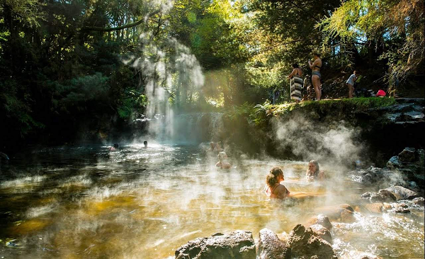 Thị trấn nhỏ ở Canterbury, New Zealand xây dựng xung quanh các suối nước nóng phun ra từ một nền đá nứt nẻ.