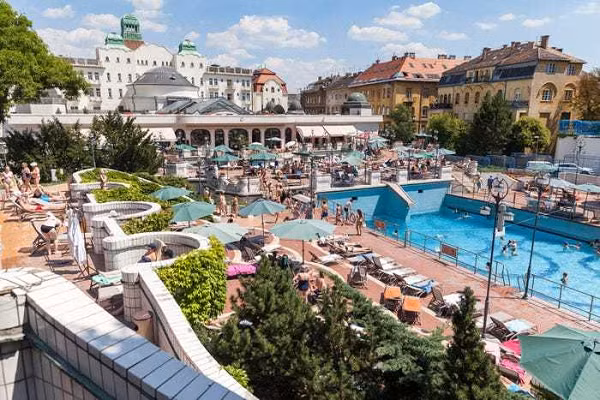 Với hơn 100 suối nước nóng, thành phố Budapest ở Hungary có rất nhiều phòng tắm, spa trị liệu ấn tượng, tuyệt vời nhất thế giới. Nằm trong khách sạn Gellért xa hoa, Gellért Baths nổi bật với nội thất hoành tráng, cửa sổ kính màu, đồ khảm tinh xảo, là một phần của phim trường Wes Anderson.