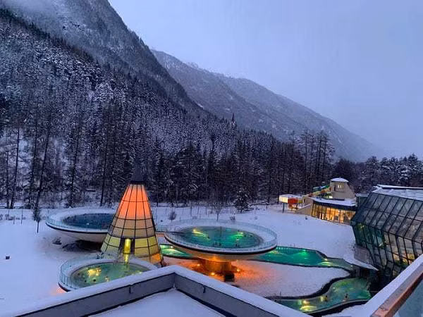 Aqua Dome - khu nghỉ dưỡng spa sang trọng ở Tyrol (Áo) có tầm nhìn tuyệt đẹp, từ bể nước nóng sẽ hướng tầm mắt nhìn ra núi cao. Hồ nước nóng có nhiệt độ khoảng 42 độ C, du khách có thể vừa ngâm mình trong làn nước nóng, vừa ngắm nhìn dãy núi Alps hùng vĩ.