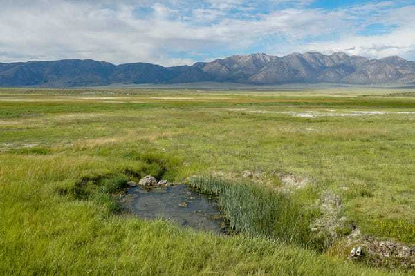 Nằm ở rìa miệng núi lửa cổ đại ở Hạt Mono, California, thị trấn Mammoth Lakes và khu vực xung quanh có nhiều suối nước nóng kỳ diệu.