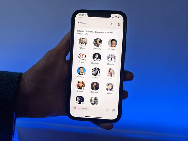 Đầu tháng 2/2021, Clubhouse càng trở nên nổi tiếng hơn khi tỉ phú công nghệ Elon Musk có cuộc trao đổi với Vladimir Tenev, CEO của sàn môi giới chứng khoán Robinhood. Đoạn ghi âm cuộc trò chuyện này sau đó được lan truyền trên mạng, tạo hiệu ứng đáng kể với người dùng Internet về mạng xã hội Clubhouse.